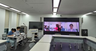 온라인 모니터링을 진행 중인 국제협력팀과 프로젝트팀(2025)